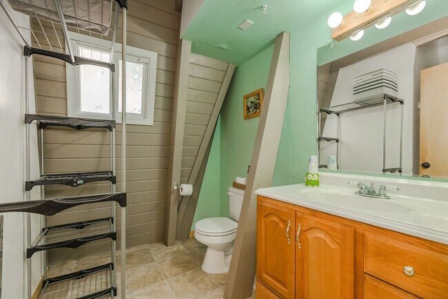 In-Law Unit - Bath w/ shower - 14234 Glacier View Dr