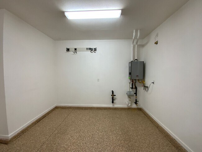 Building Photo - 5 Bedroom Luxury Home Available Near Louis...