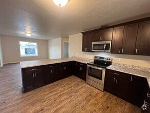 Building Photo - 3 Bedroom Charming Duplex