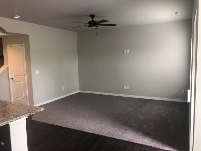 Building Photo - Ellis Flats Townhomes | Modern 3 Bedroom /...