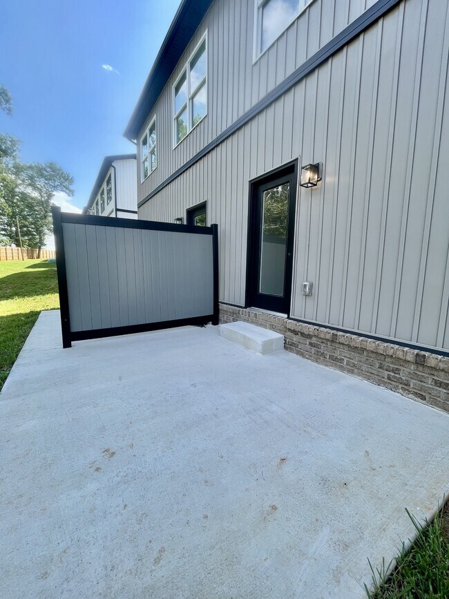 Building Photo - 136 Independence Ln