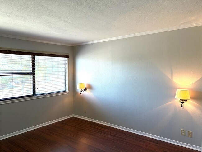 Building Photo - 8888 Tallwood Dr