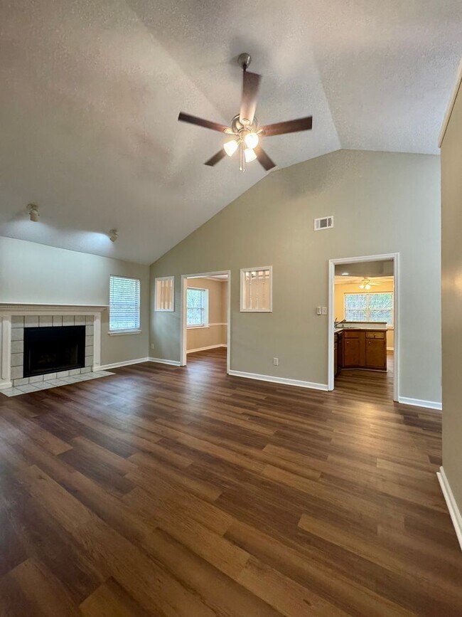 Building Photo - Your Private Retreat 3 Bedroom 2 Bath RentalAwaits!