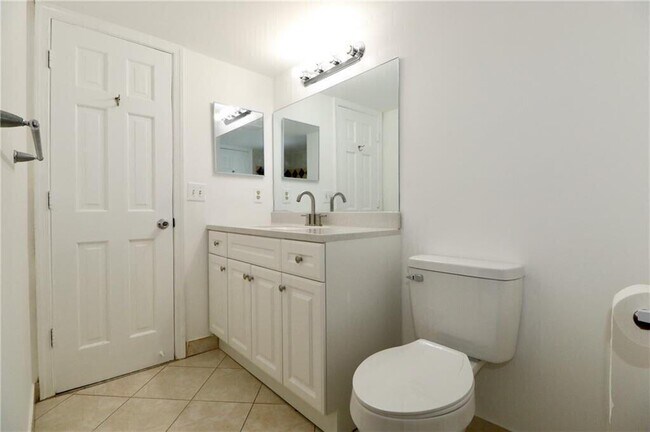 Building Photo - 9915 Sandalfoot Blvd