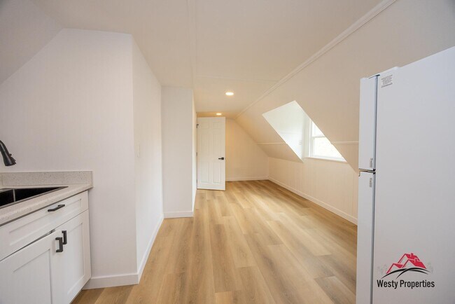 Building Photo - 542 NE Brazee St