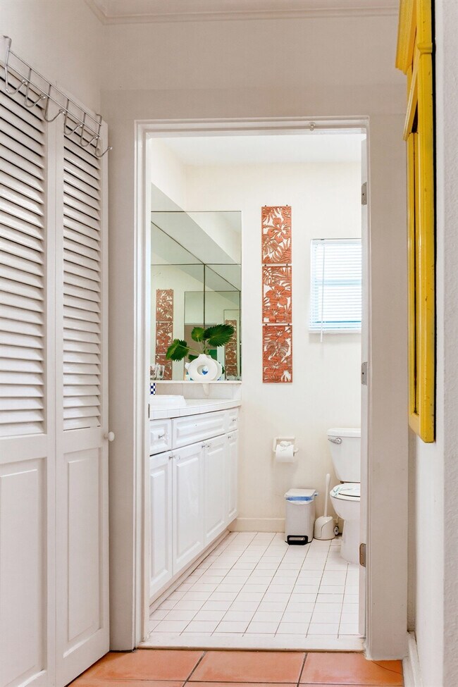 Building Photo - 519 28th St