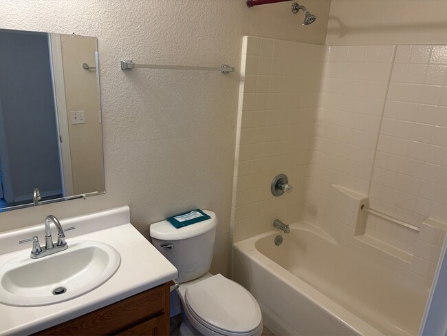 Building Photo - 817 E Yuma Ave