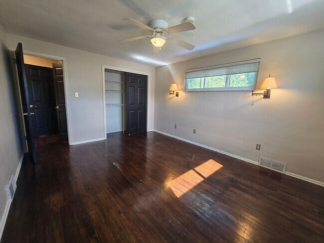 Building Photo - Beautiful 3 Bedroom Home - Garden City