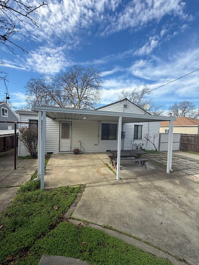 Building Photo - Easy Freeway access