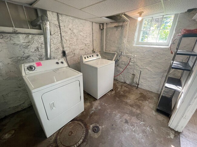 Building Photo - Beautiful 4 Bedroom Home - Free August Rent!!