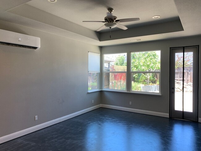 Building Photo - Beautiful 4 bedroom 2 bath custom home