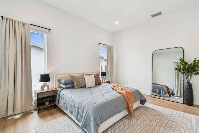 Building Photo - A charming coastal townhouse, just minutes from downtown St. Pete!