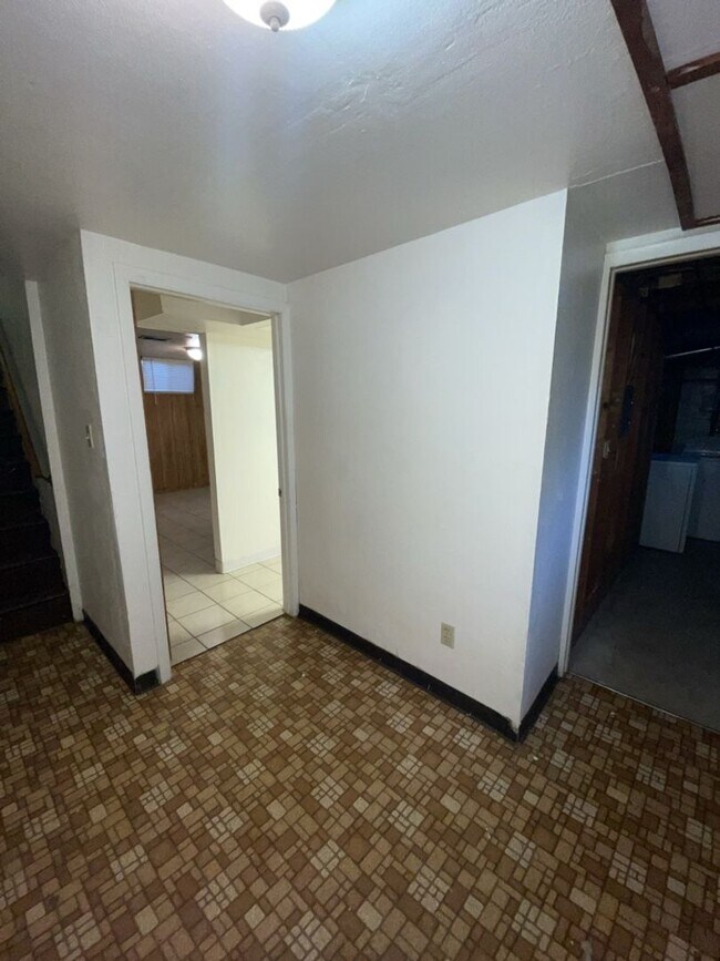 Building Photo - STUDENTS WELCOME! Campus West 5 Bed 2 Bath Ranch w/ Finished Basement