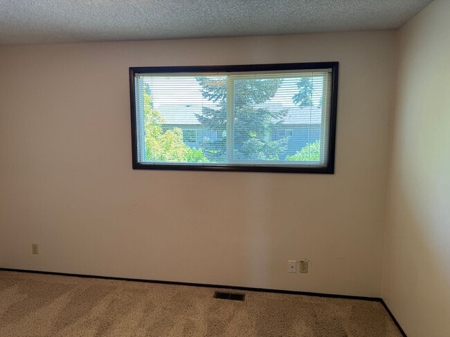 Building Photo - 3 bedroom 2.5 bathroom duplex off Coburg Rd.