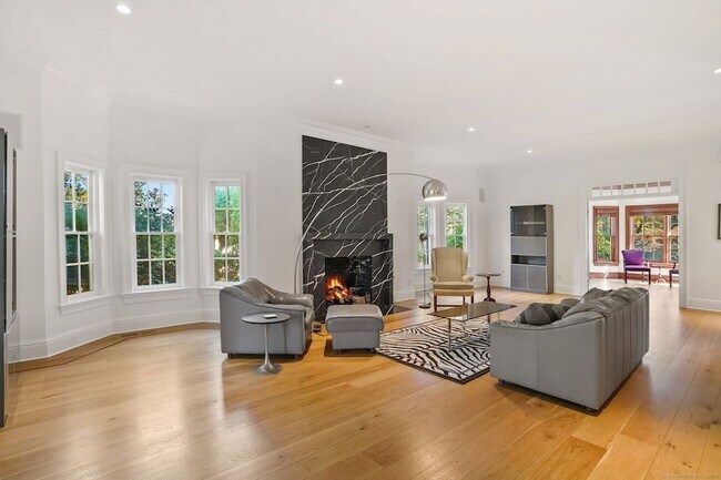 Building Photo - 355 Greens Farms Rd