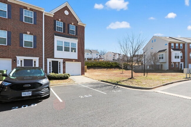Building Photo - Welcome to a gorgeous end unit townhouse, located in the Heather Hills community.