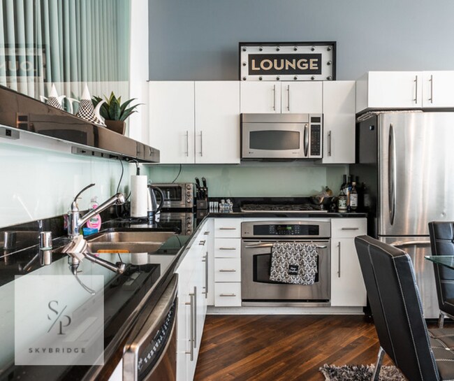 Building Photo - "Luxurious 2-Bedroom Furnished Condo with Scenic Views & Pool at 1100 Wilshire!"