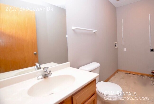 Building Photo - Huge DSM Split Level!