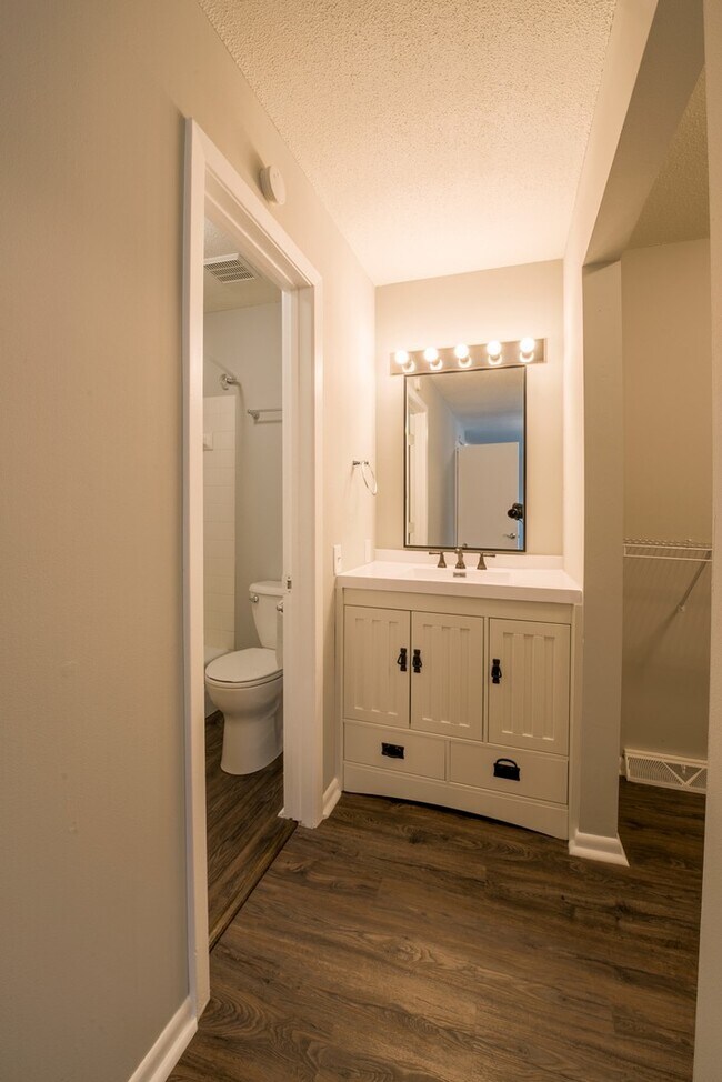 Building Photo - 5590-5592 Timber Lane Shorewood MN