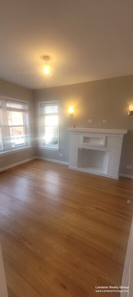 Building Photo - 4946 N Ridgeway Ave