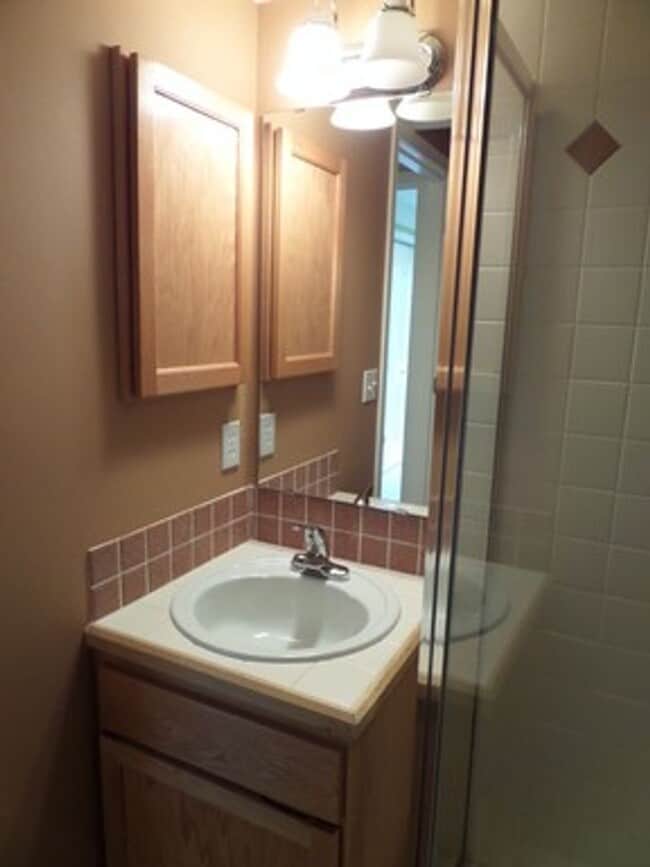 Building Photo - GREAT NEW PRICE! Stunning and Large 3-Bedroom Townhome with Garage FOR RENT in Green Lake!!