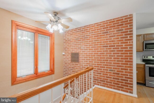Building Photo - 1809 N Uhle St