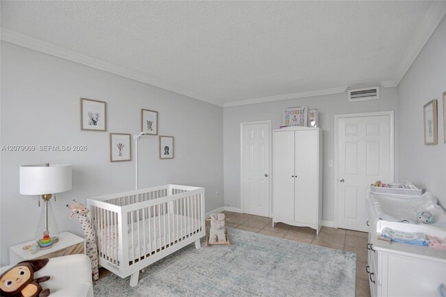 Building Photo - 300 Bayview Dr