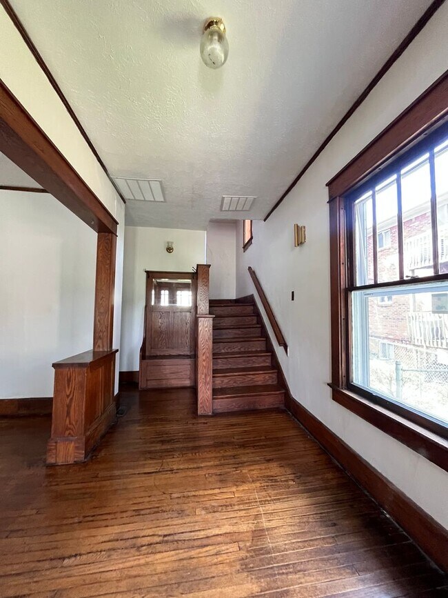 Building Photo - 5 BD/2BA Home next to Kirkwood with fenced backyard!