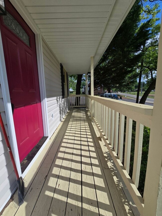 Building Photo - NEWLY REMODELED 3 bedroom house in Colonial Heights