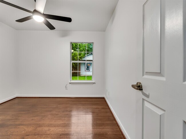 Building Photo - 4930 Holloway Dr