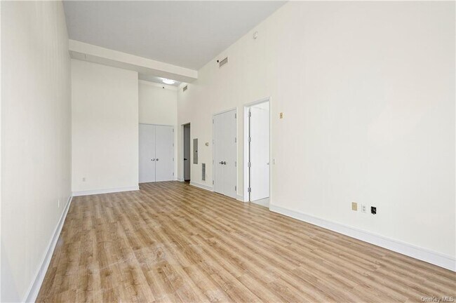 Building Photo - 25 Leroy Pl