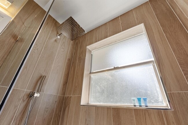 Building Photo - 20 NE 17th Ave