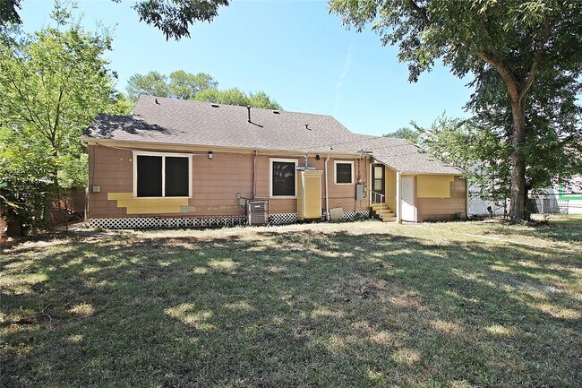 Building Photo - 7509 Elm St