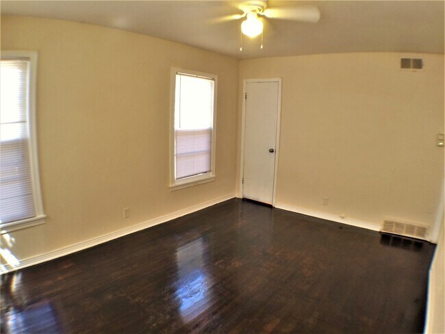 Building Photo - 4 Bed 2 Bath Home  w New Upgrades in Halto...