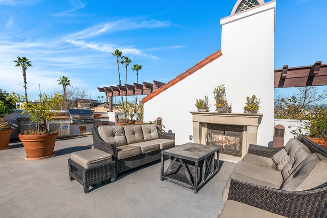 Building Photo - 10648 Woodbridge St