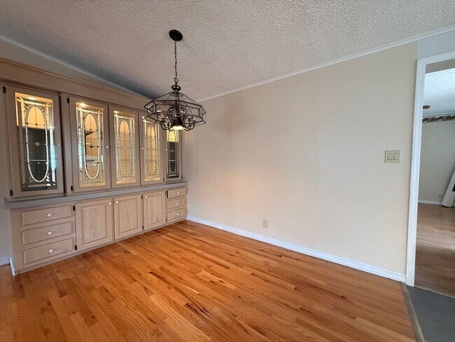 Building Photo - Large and Spacious 3/3 on near half acre NO HOA!