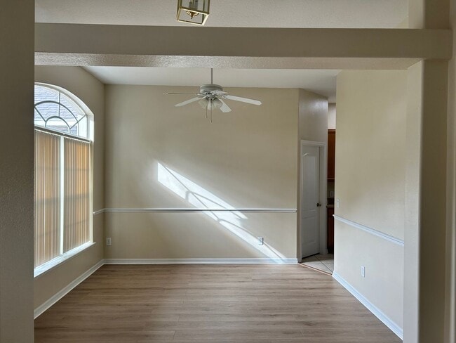 Building Photo - 4br/2 bath single-family home located near Valencia College West Campus