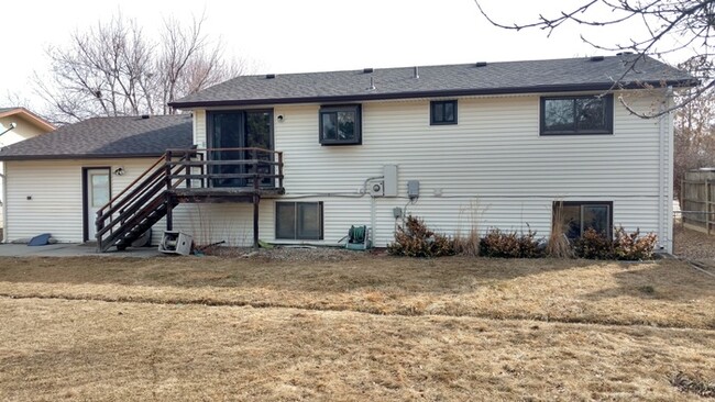 Building Photo - Large 3 Bedroom, 2 Bathroom Home in the Th...