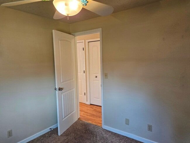 Building Photo - 3Bd/2Ba Single Story Home-For viewing!