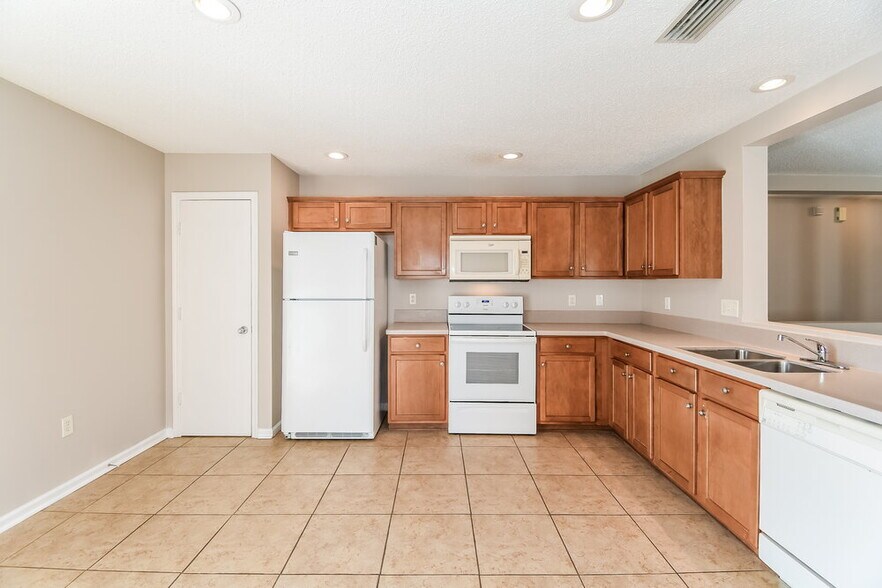 Building Photo - 11412 Brian Lakes Dr N