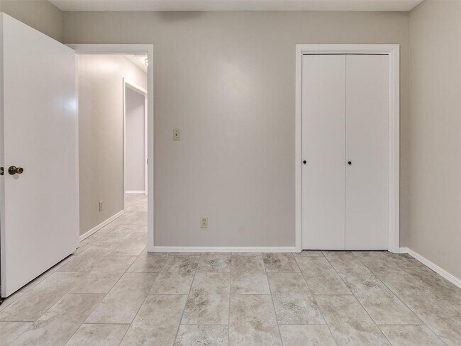Building Photo - 824 Russell Cir