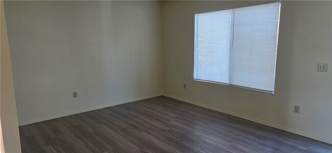 Building Photo - 1319 Oakwood Dr W