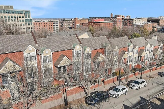 Building Photo - 524 W 10th St