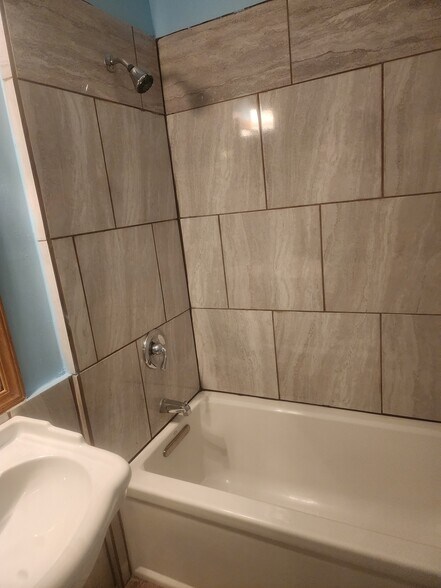 Building Photo - 40 Maple St