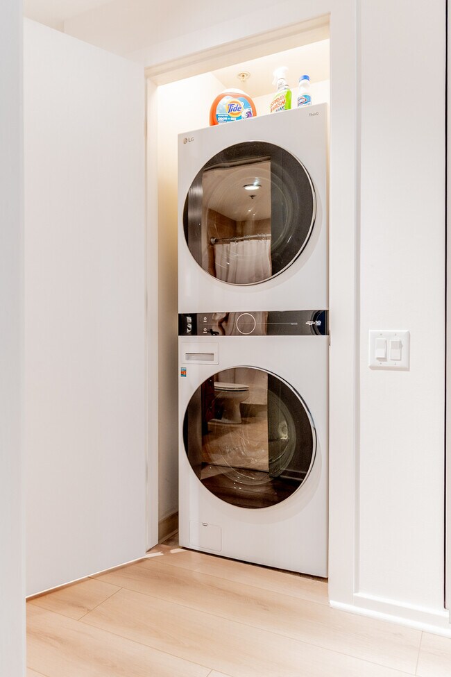 Building Photo - 240 E Illinois St