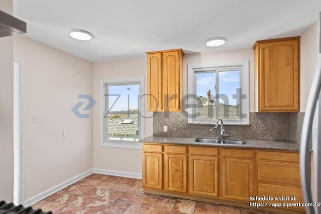 Building Photo - 682 Kern St