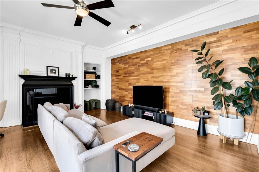 Building Photo - 2900 E Jefferson Ave