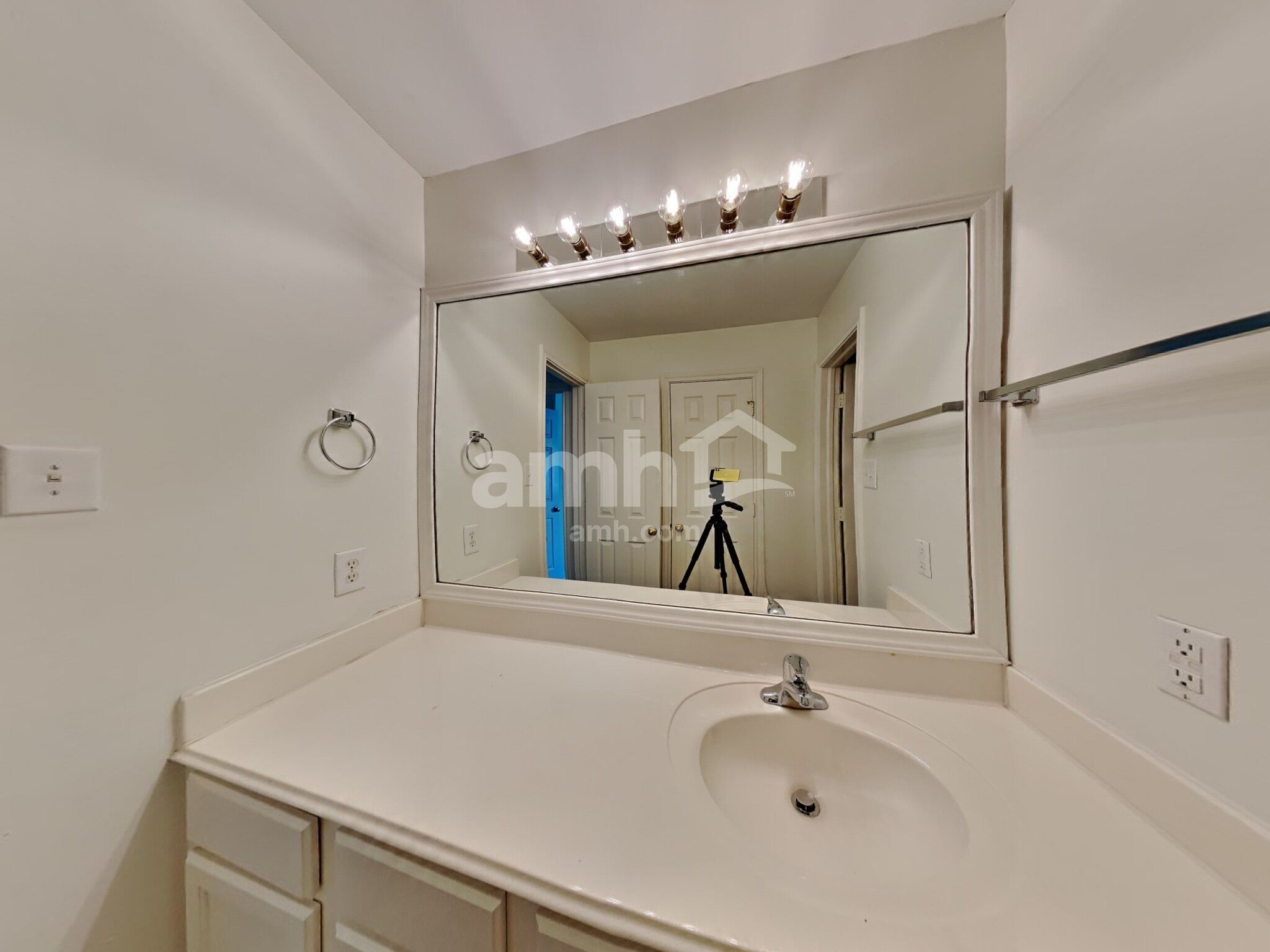 Building Photo - 2036 Pembroke Bay Dr