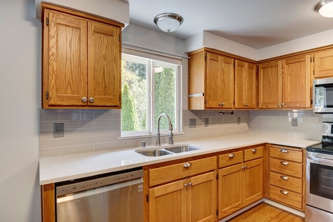 Building Photo - 3 Bed 2 Bath Home near Town