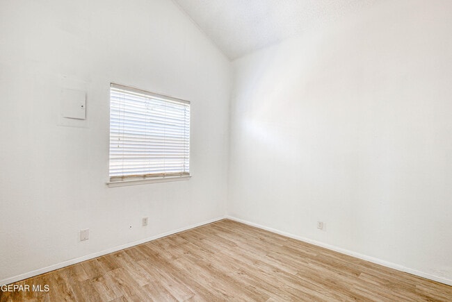 Building Photo - 630 White Cliffs Dr
